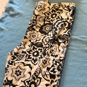 Black and white floral stretch knee length capris